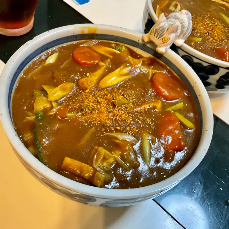 残ったカレーでカレーきしめん。お揚げさんとネギと小松菜を足してだし汁で伸ばしました。|Takeshi  Nagakiさん