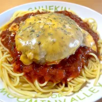 チーズハンバーグミートパスタ🧀🍝|Shiro¨̮⑅さん