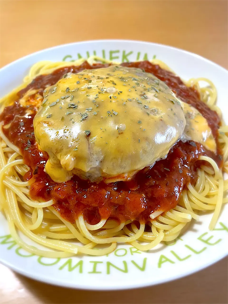 チーズハンバーグミートパスタ🧀🍝|Shiro¨̮⑅さん