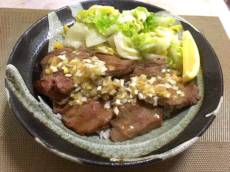 Snapdishの料理写真:牛タン丼|ももさん