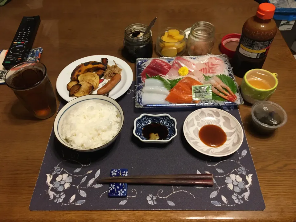 Snapdishの料理写真:刺身盛り合わせ、フライパン焼き、もずく酢(夕飯)|enarinさん