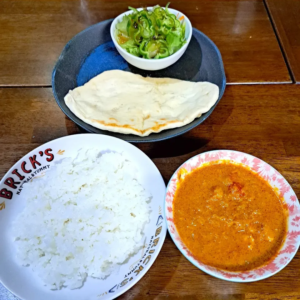 スパイスで作るバターチキンカレー
手作りナン
サラダ|Riapple🍎さん