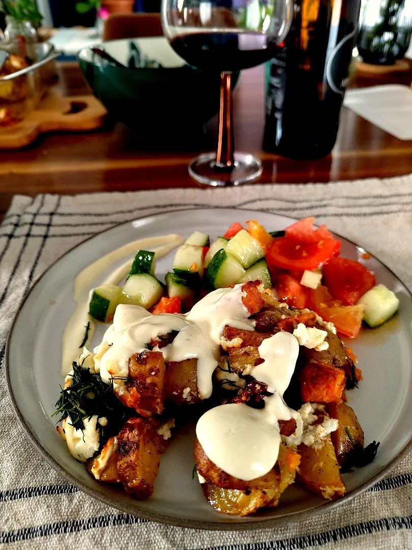 Oven patatoes with mozzarella, feta cheese, Joghurt dip and shopska salad|Vera Andrianova Forwerkさん