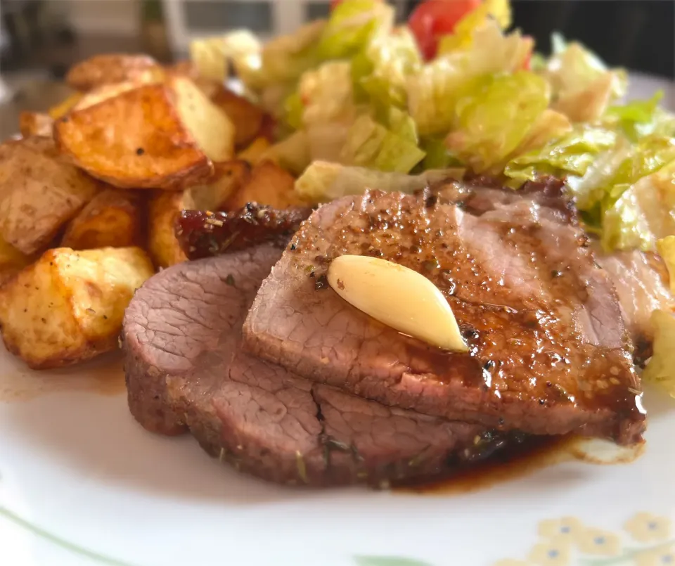 Roast Beef and Roasted Potatoes with a side of salad|Laki Maikaʻiさん