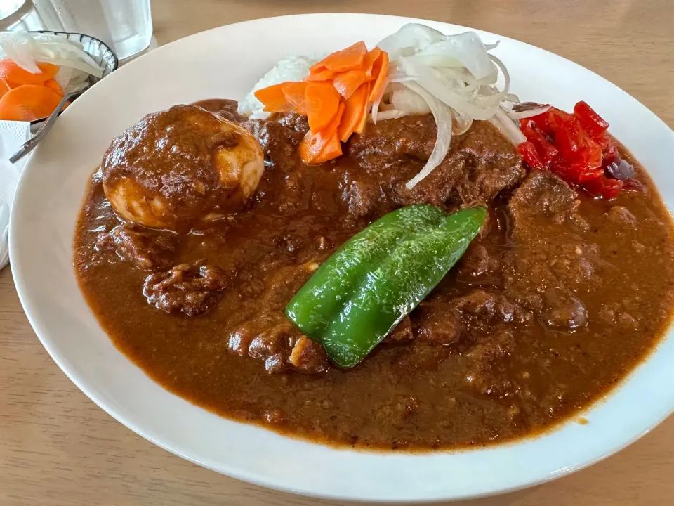 本日のランチは、激辛ビーフ🔥🐮🍛味玉トッピング🥚ピクルスマシマシ🥒|buhizouさん