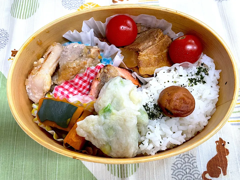 焼鮭、焼鳥、豚肉と大根の煮物、かぼちゃ煮付け🍱|なお🅿️さん