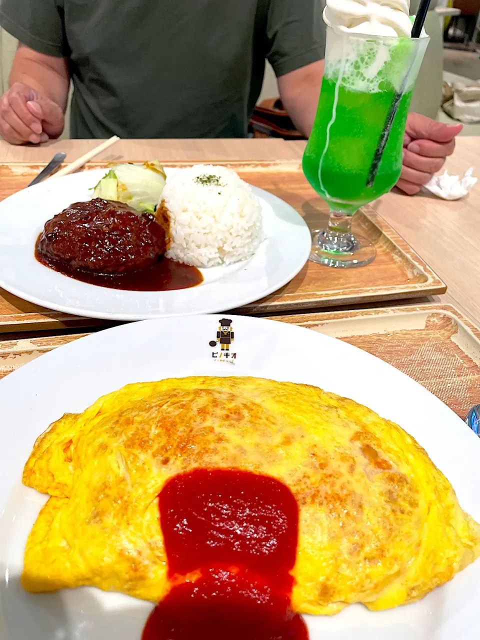 Snapdishの料理写真:オムライス　ハンバーグ　クリームソーダ|りえままキッチンさん