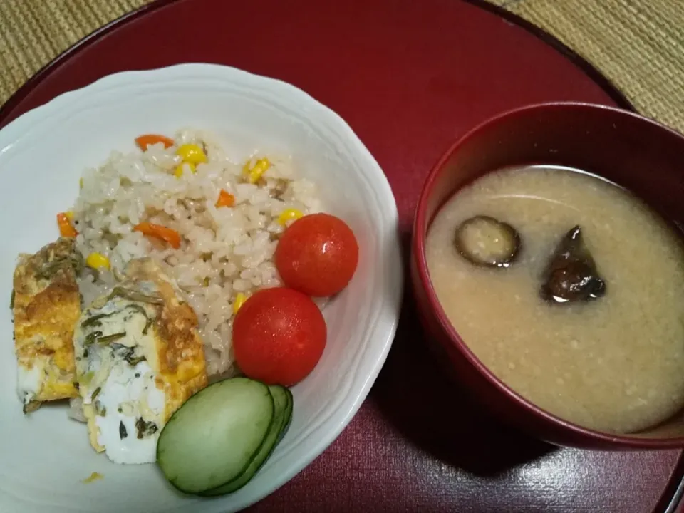 白舞茸の炊き込みご飯とめかぶ入り卵焼き|由紀子さん