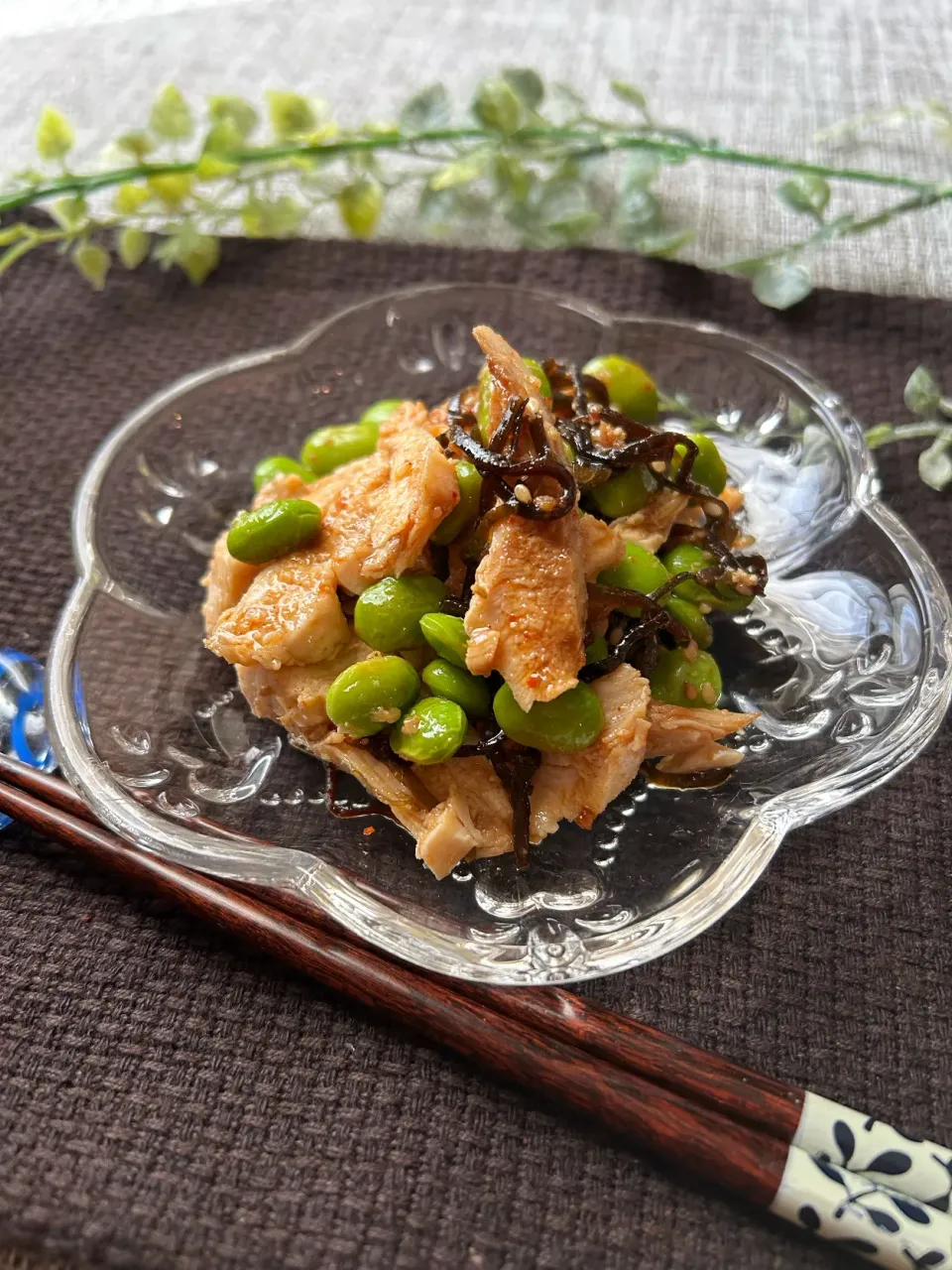 からあげビールさんの料理 【おうち居酒屋ごはん】きゅうりとささみの旨辛塩こんぶ和えを枝豆で😁|まなまな♡さん