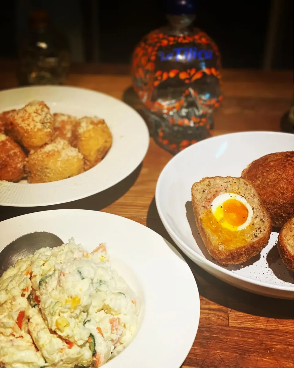 Dinner ! Dinner !
Made Arancini Style Rice Balls filled with Mozzarella Cheese Parmesan,kidney Beans , seasoned with Black Pepper 
Old English style Scotch Eggs|Emanuel Hayashiさん