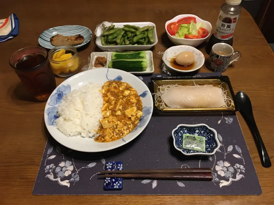 麻婆豆腐ライス、スルメイカの刺身、サラダ、味噌キュー、網焼きじゃこ天、枝豆、味玉(夕飯)|enarinさん