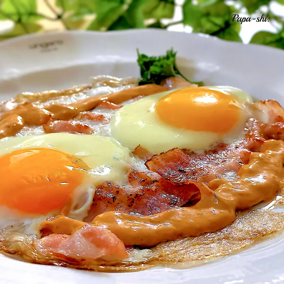 ayaさんの料理 ❇️ライスペーパーのベーコン卵焼き🎶四川麻辣醤ソースを掛けて❇️|パパ氏さん