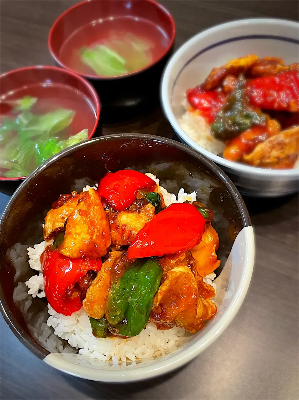 鶏と2種ピーマンの甘酢丼🫑とレタススープ🥬|うららさん