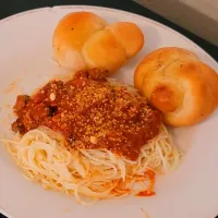 Snapdishの料理写真:my spaghetti 🍝 dish with a side of buttery tasty garlic  knots|Carolyn Sincere Marshallさん