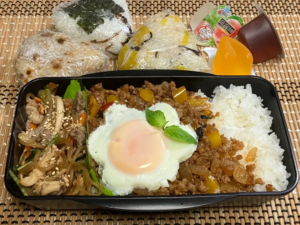 Snapdishの料理写真:25長男お弁当🍱バジル好きに送るガパオライス|まめりんさん