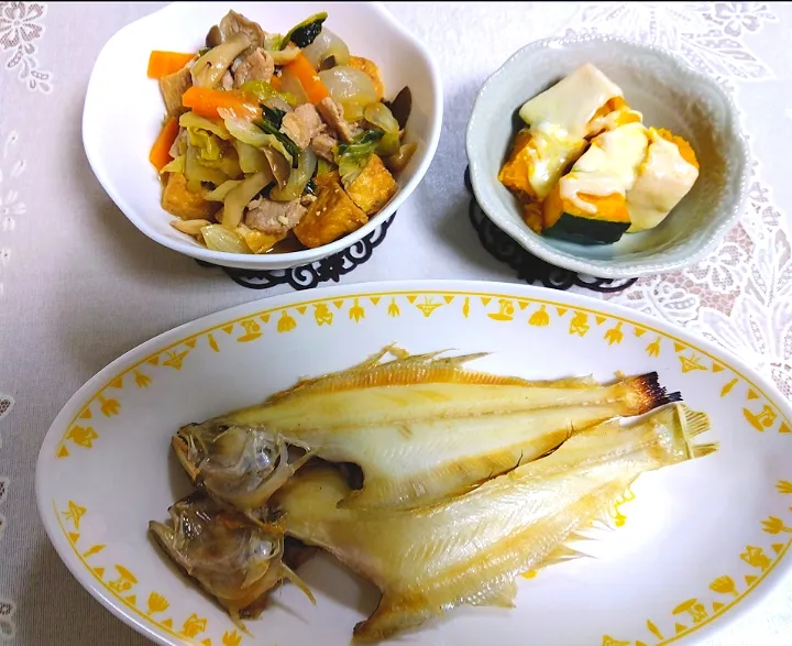 Snapdishの料理写真:夜ご飯😊
(生協水カレイ干物、
豚厚揚げ色々炒め煮は、焼肉たれ生姜焼きたれ
、味醂、水、酒、🧅人参キャベツ🫑しめじ、
小松菜。最初肉厚揚げ炒めるとき塩胡椒。
🎃はレンチン、
生協モッツァレラチーズ)|m.rafuさん