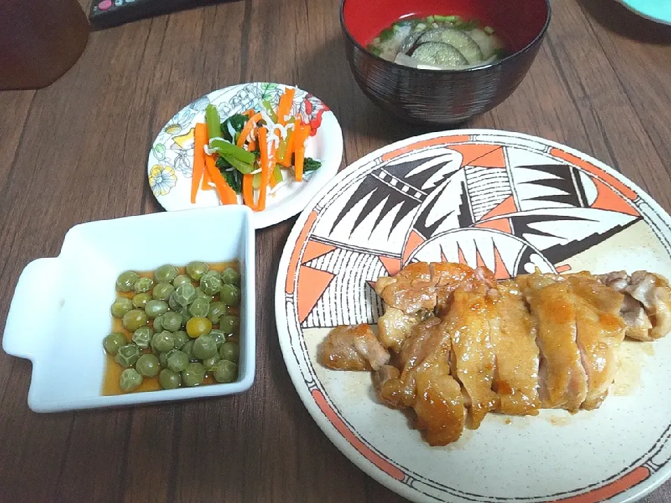 Snapdishの料理写真:照り焼きチキン
味噌汁
えんどう豆の煮物
小松菜と人参のしらす和え|尚さん