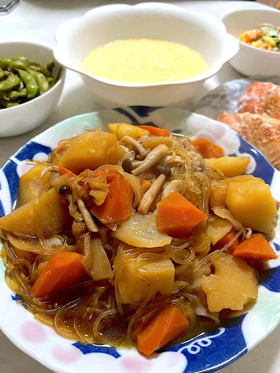 お稲荷さんを煮た残りのタレで、肉じゃがにしました😋|ささるみさん