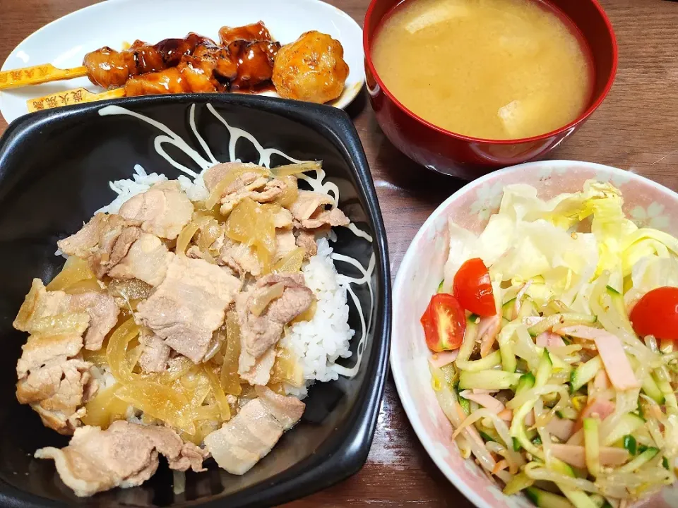 Snapdishの料理写真:豚丼、モヤシサラダ、焼き鳥、つくね！|みーさん