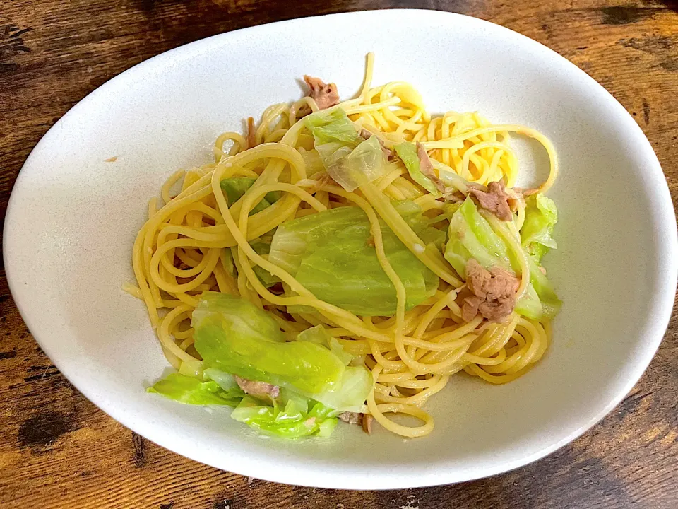 Snapdishの料理写真:キャベツツナのにんにく白だしパスタ🎵|あやとん♪さん