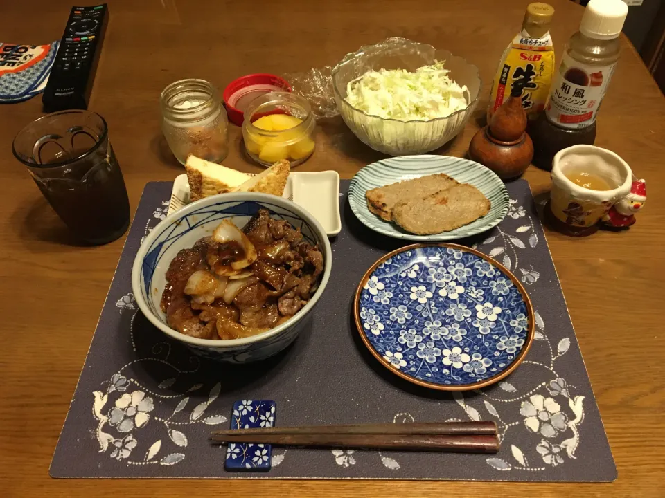 Snapdishの料理写真:牛肉丼、絹厚揚げの揚げ焼き、サラダ、じゃこ天(夕飯)|enarinさん