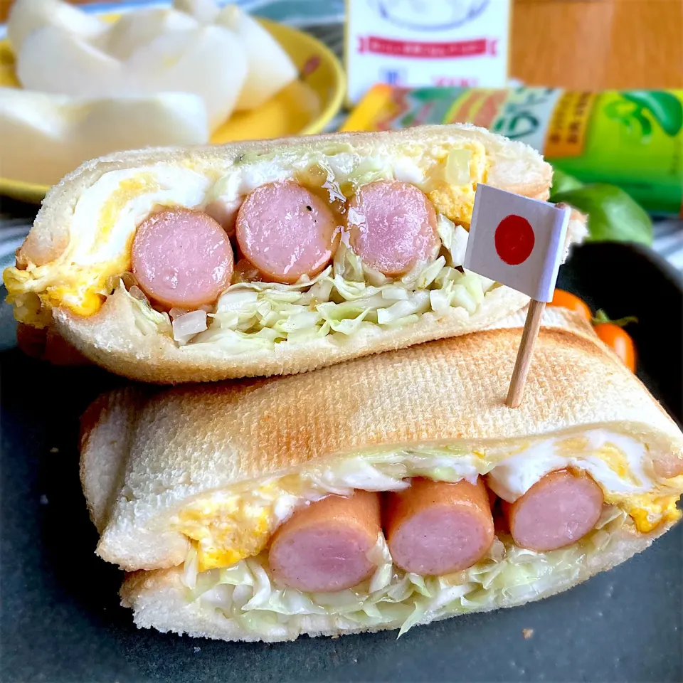 Snapdishの料理写真:ウインナーキャベツ卵チーズのホットサンド　ハラペーニョ入り|むぎこさん