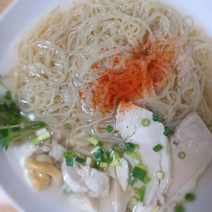 狸の宴シリーズ
今朝の献立
[韓国料理]
チョゲククス(鶏がら冷製辛子素麺)|タヌキさん