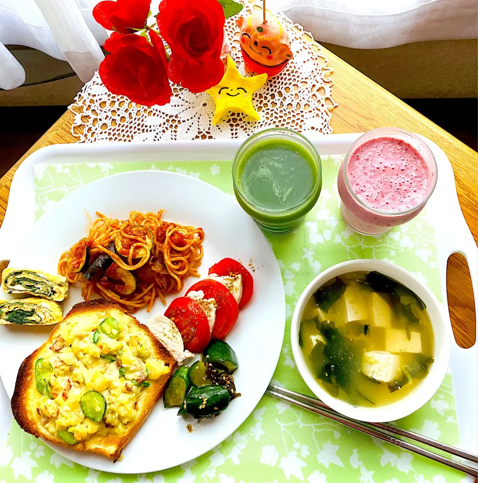 わがままモーニングセット^ - ^ナポリタンスパゲティ🍝ポテトサラダトースト🍞トマト🍅チキンハムサラダ🥗紫蘇巻き卵焼き、胡瓜塩昆布和え🥒ブラックベリースムージー🫐青汁ドリンク🥤豆腐ワカメ冷やし味噌汁^ - ^💪|HAMI69さん