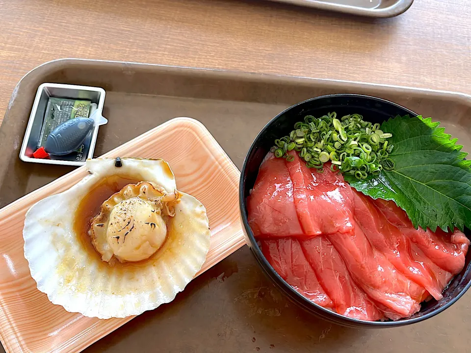 Snapdishの料理写真:本鮪赤身丼  ホタテのバター焼き|たねさん