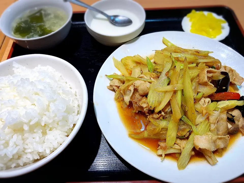 今日の日替り（豚肉とセロリのオイスターソース炒め定食） ¥700|Blue Moon Caféさん