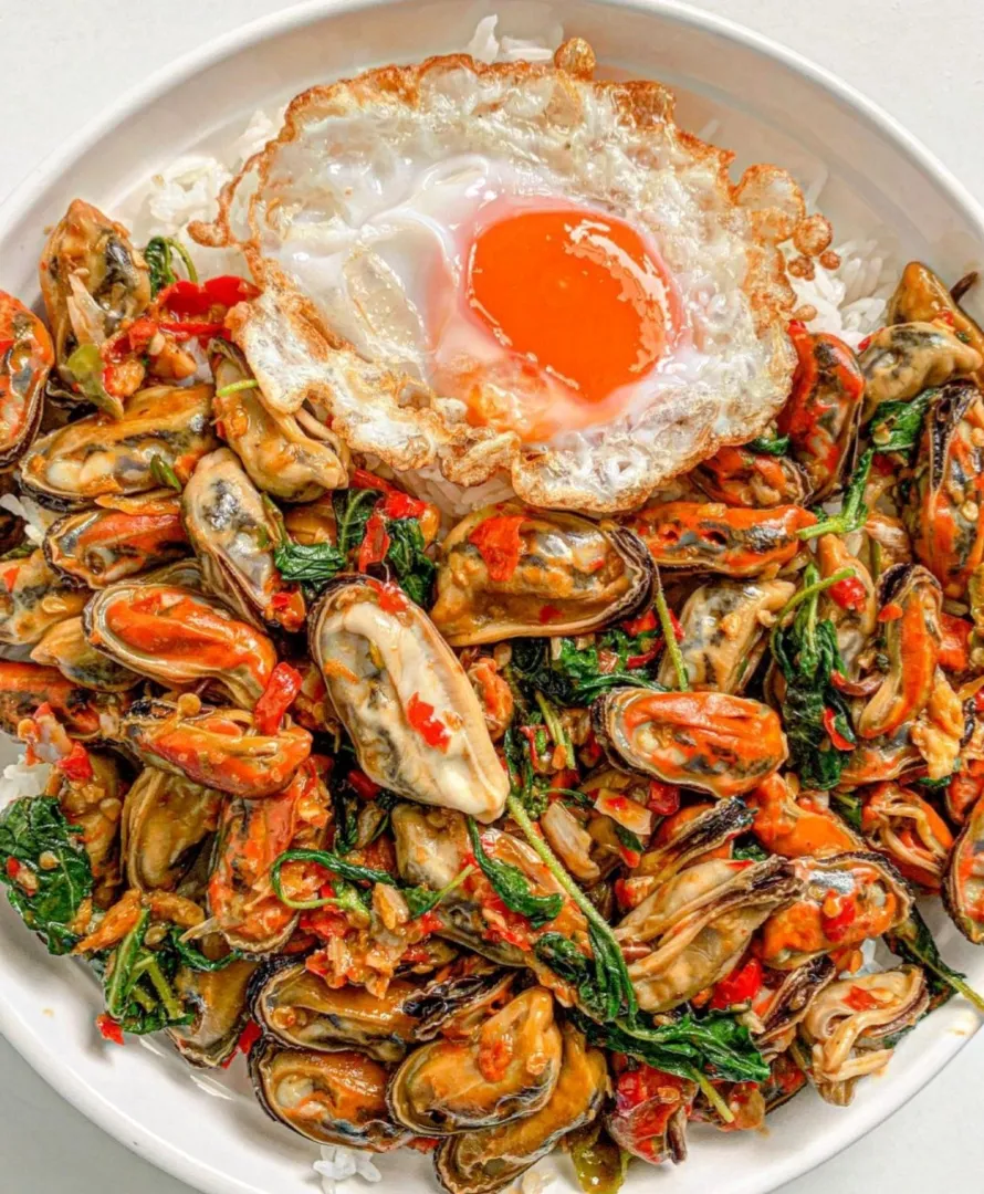 Snapdishの料理写真:Spicy Stir-Fried Mussels w/ Holy Basil Topped w/ Crispy Fried Egg aka 'Pad Gaprao Hod + Kai Dao' 🦪🌶️🌶️🌶️🤤|An'leeさん