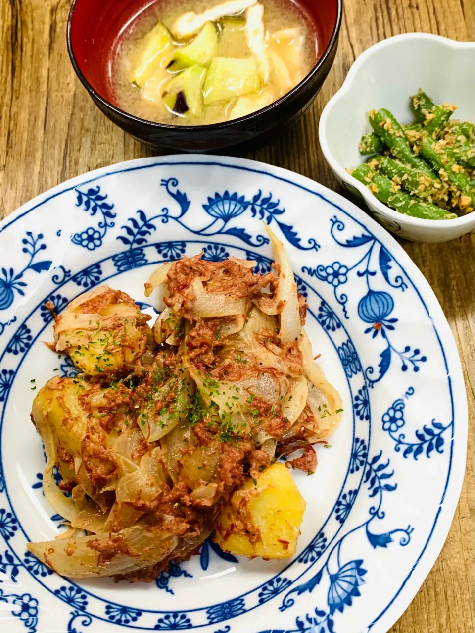 晩ご飯　ゴンビーフでジャーマンポテト　いんげんの胡麻和え　茄子と油揚げの味噌汁|ROSE & ROSEさん