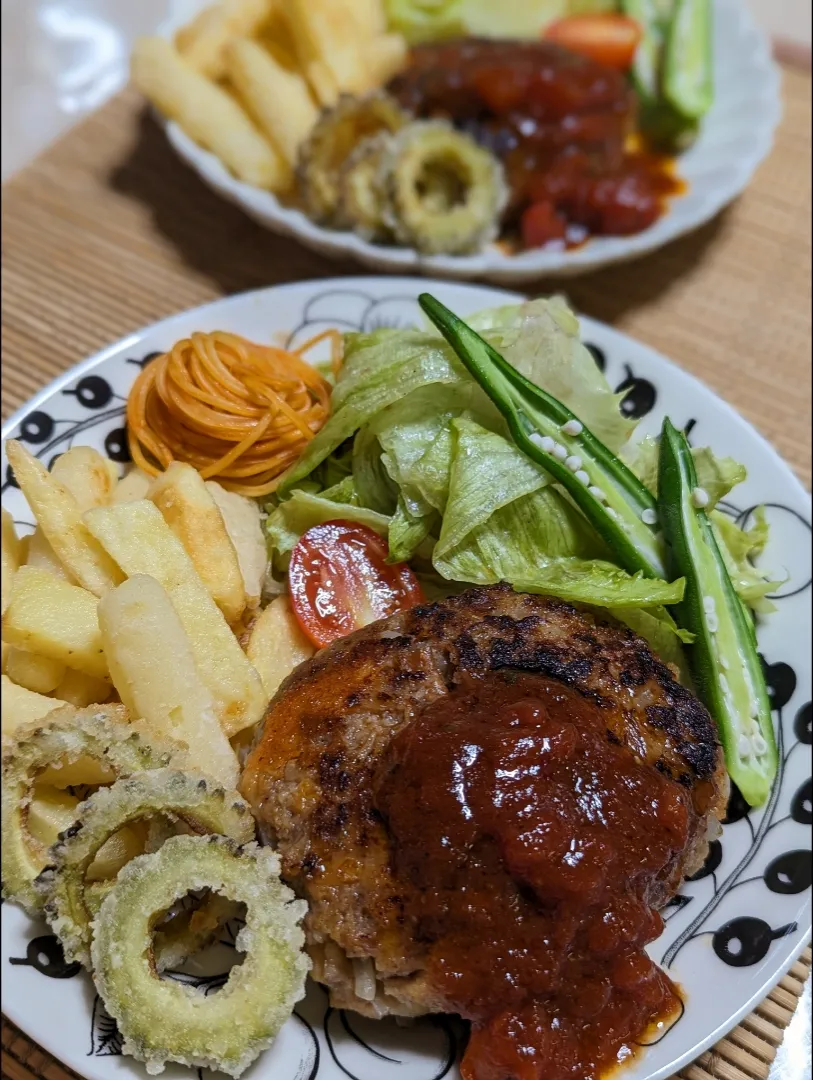 Snapdishの料理写真:ゆかりさんのお料理〜煮込みハンバーグからのハンバーグ|f.1125beさん