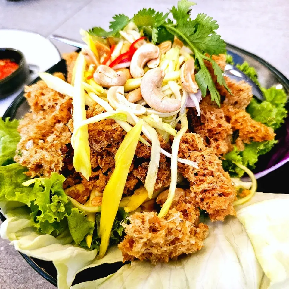 yam pla duke foo, Deep fried minced catfish served with spicy mango salad #namresto|Susanさん