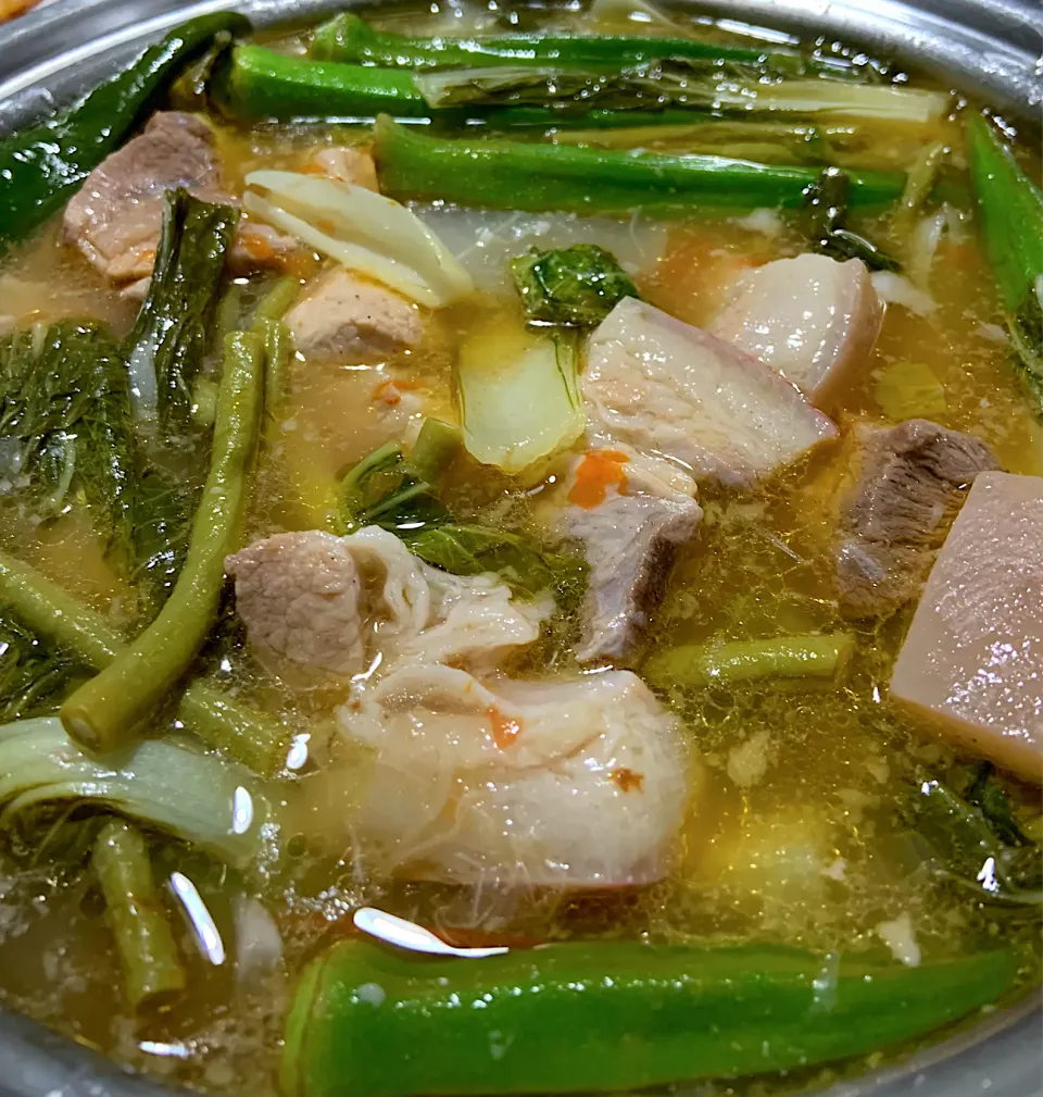 Pork Sinigang cook in tamarind puree with onions, tomato and vegtables pechay, long bean, radish and small taro|Ahnneさん