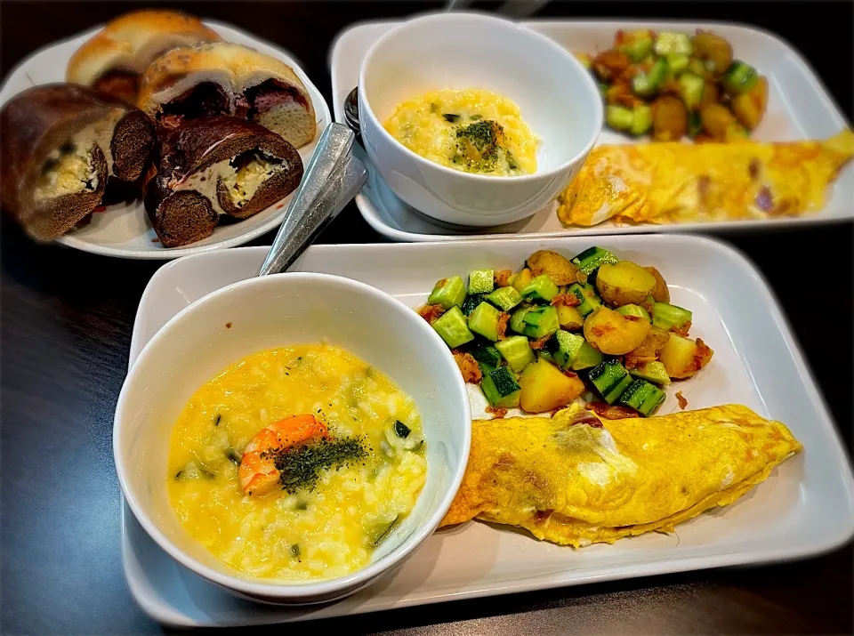 ハモンセラーノのチーズオムレツと採れたて胡瓜とお芋のサラダ🥗エビのリゾットとベーグル頂きました✨✨|うららさん