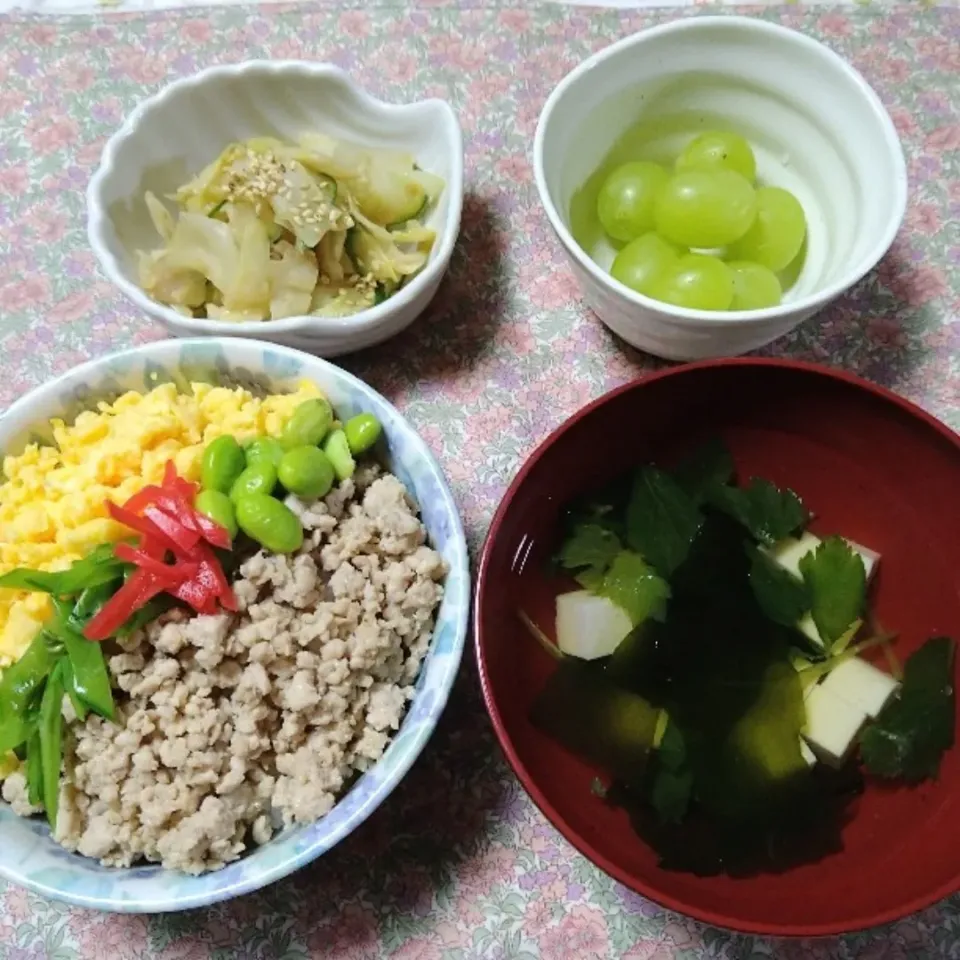 Snapdishの料理写真:鶏そぼろ丼、豆腐とワカメのすまし汁、
キャベツときゅうりの胡麻酢和え、
マスカット|トケイソウさん