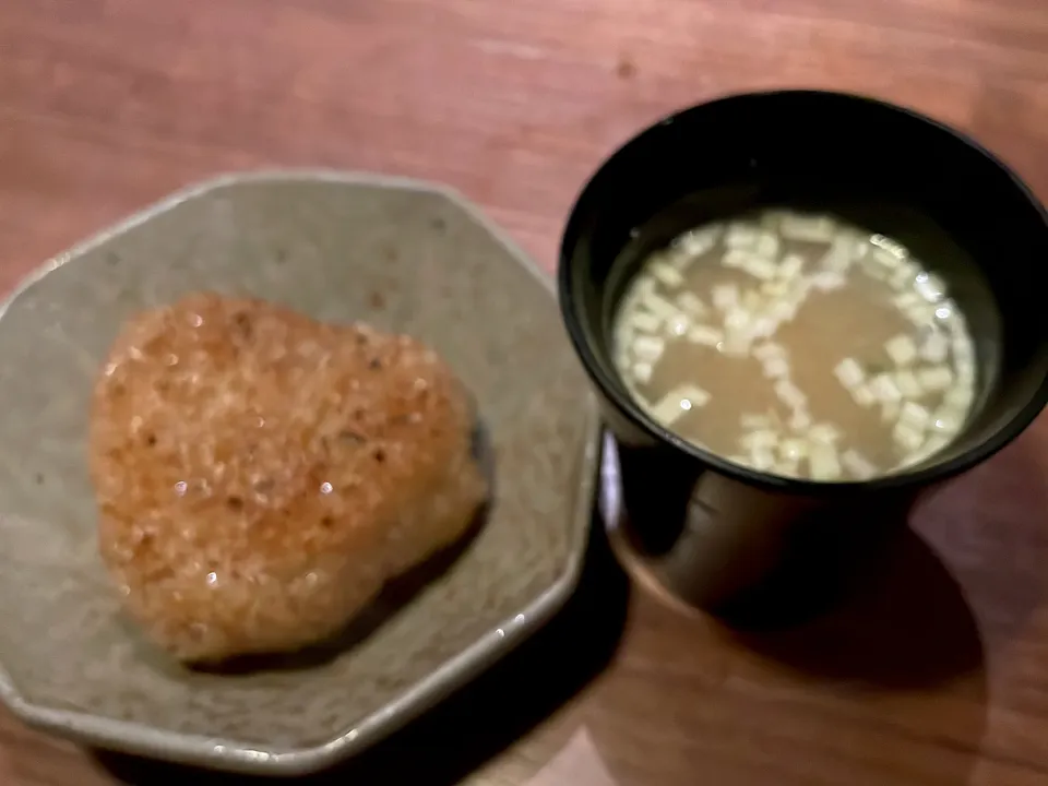 鶏味噌焼きおにぎり。お魚出汁のお味噌汁|270w178bさん