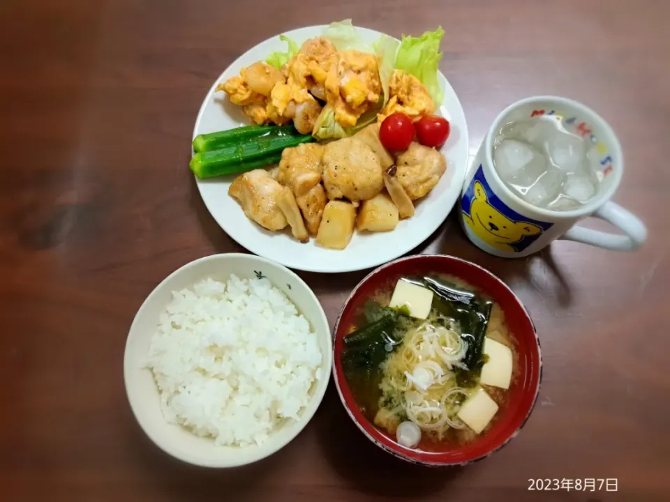 2023年8月7日の晩ご飯
鶏むね肉とじゃがいものポン酢炒め
えびと卵のオーロラ炒め
オクラとレタスのサラダ
豆腐とわかめのお味噌汁
焼酎水割り|ソラ♂のご飯さん