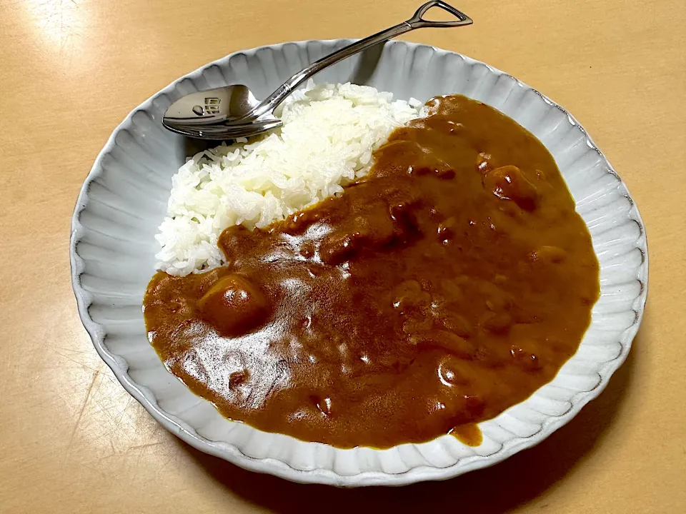 ラッキーピエロのレトルトカレー中辛|マハロ菊池さん