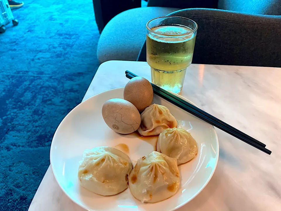 台湾🇹🇼桃園国際空港のオリエンタルラウンジで朝食　小籠包と台湾茹で卵に台湾ビール　美味しかった|Mikoshiba Kazutoshiさん