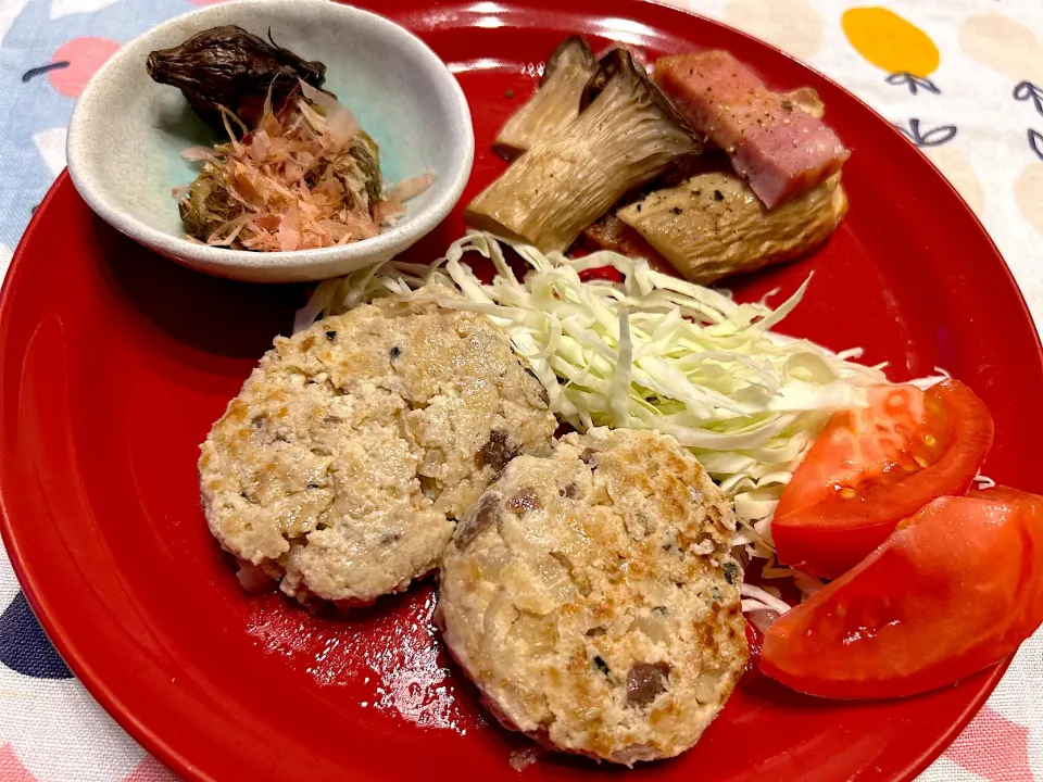 しそ梅のふわふわ鶏バーグ〜千切りキャベツ＆トマト添え〜|こずりんさん