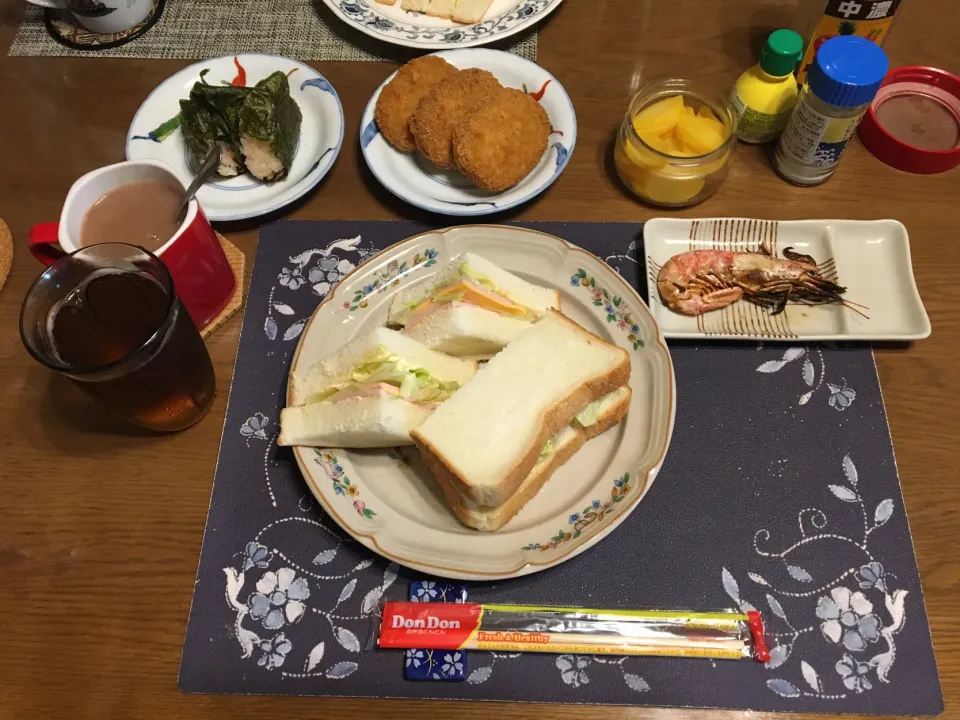 サンドイッチ、おにぎり、網焼きの赤エビの塩焼き、コロッケ(昼飯)|enarinさん