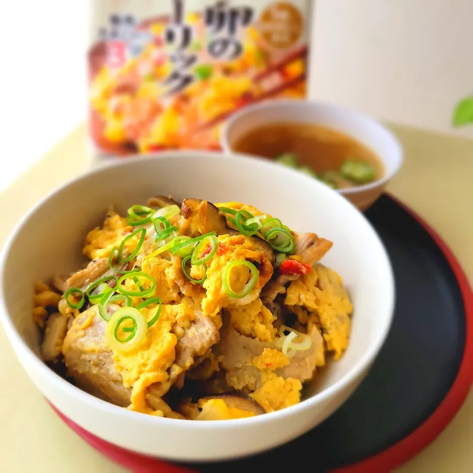 ふんわりたまご丼　kikkoman

豚肉・たまごだけで３分
生シイタケと玉葱も炒めたよ|みるくここあさん