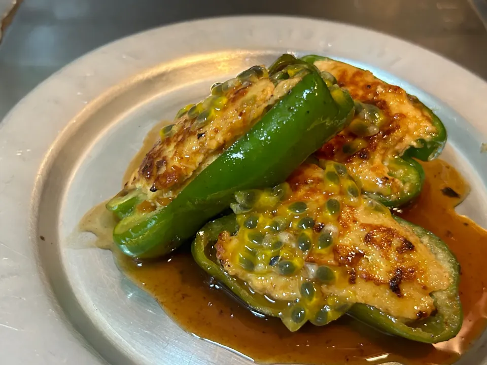 はんぺんと鶏ひき肉で作るピーマンの肉詰め、パッションフルーツがけ|takosさん