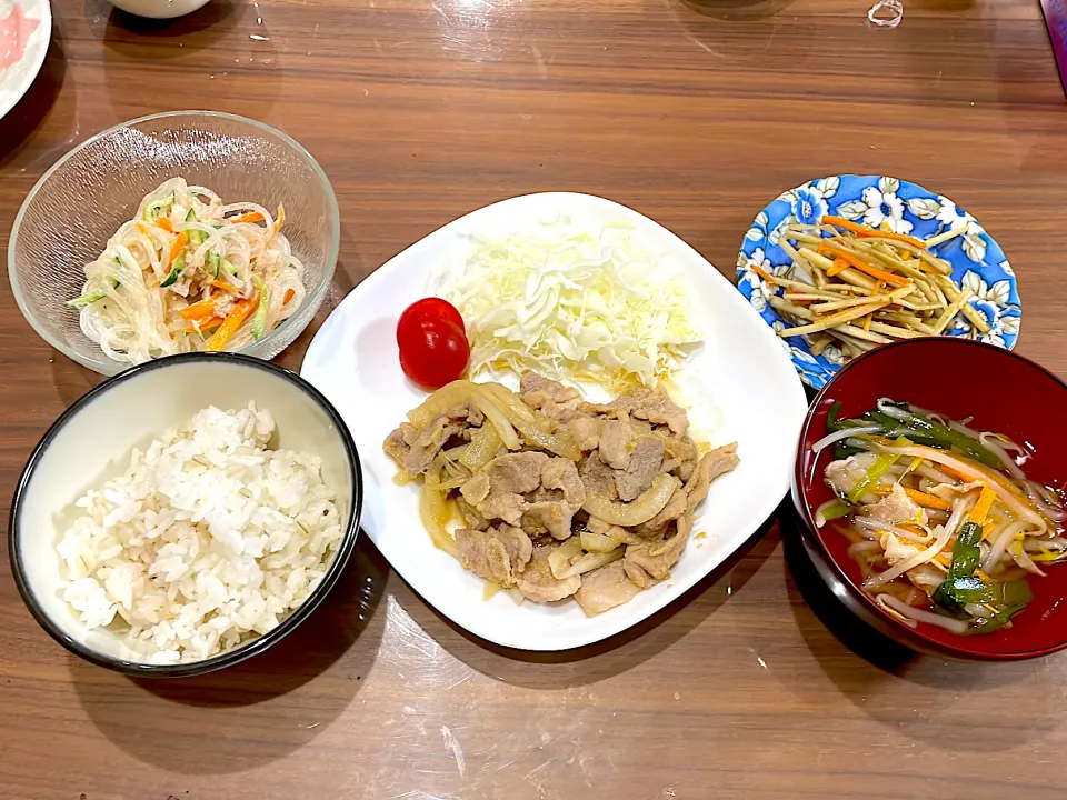 Snapdishの料理写真:豚の生姜焼き　もやしと豚バラの中華スープ　きんぴらごぼう　春雨のツナマヨサラダ|おさむん17さん