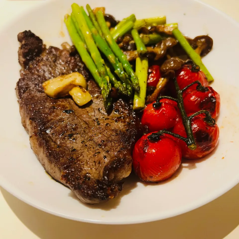 Sirloin Steak with multinational vegetables|Zhen Zhenさん