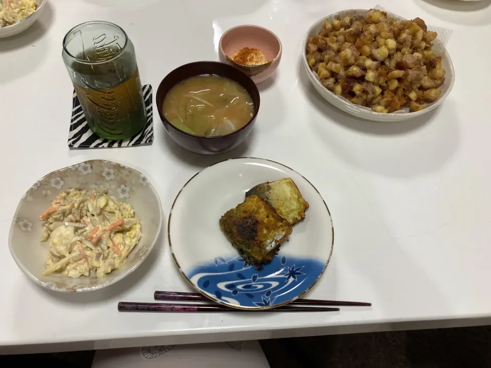 晩御飯☆軟骨の唐揚げ☆鯖のカレームニエル☆ごぼうサラダ☆みそ汁（キャベツ・えのき・小松菜）|Saharaさん