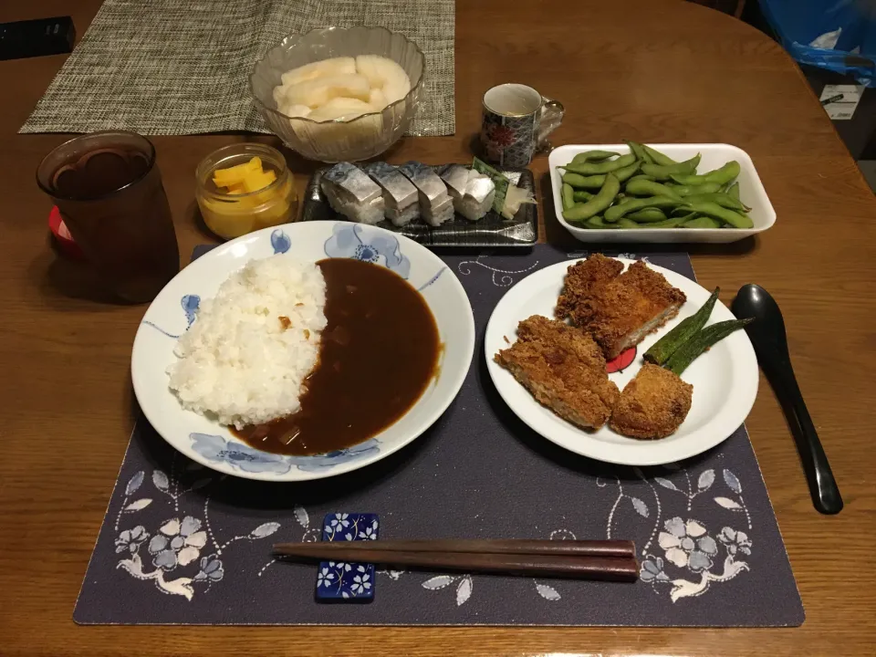 Snapdishの料理写真:カレーライス、トンカツ、メンチカツ、コロッケ、オクラの素揚げ、寒天、梨(夕飯)|enarinさん