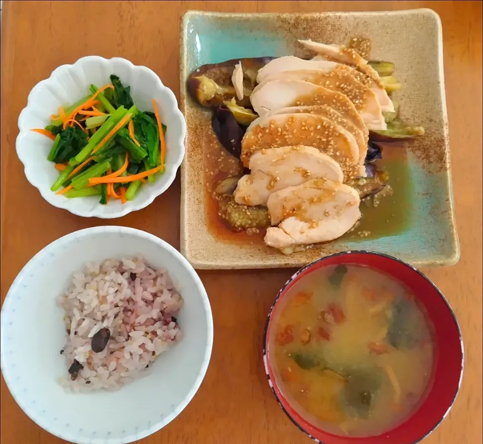 2023 0828　蒸し鶏となすのごまだれがけ　小松菜のナムル　なめことわかめのお味噌汁|いもこ。さん